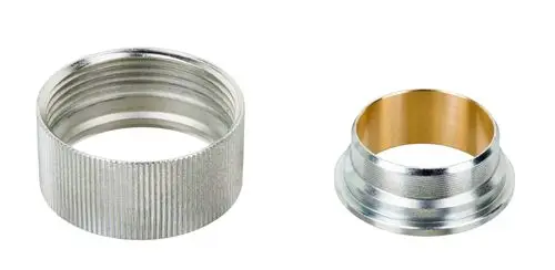 Adapter-Set aus Metallteilen, bestehend aus einem geriffelten Ring und einem zweiten, konischen Teil, hergestellt von Danfoss. Geeignet für Rohrverbindungen.